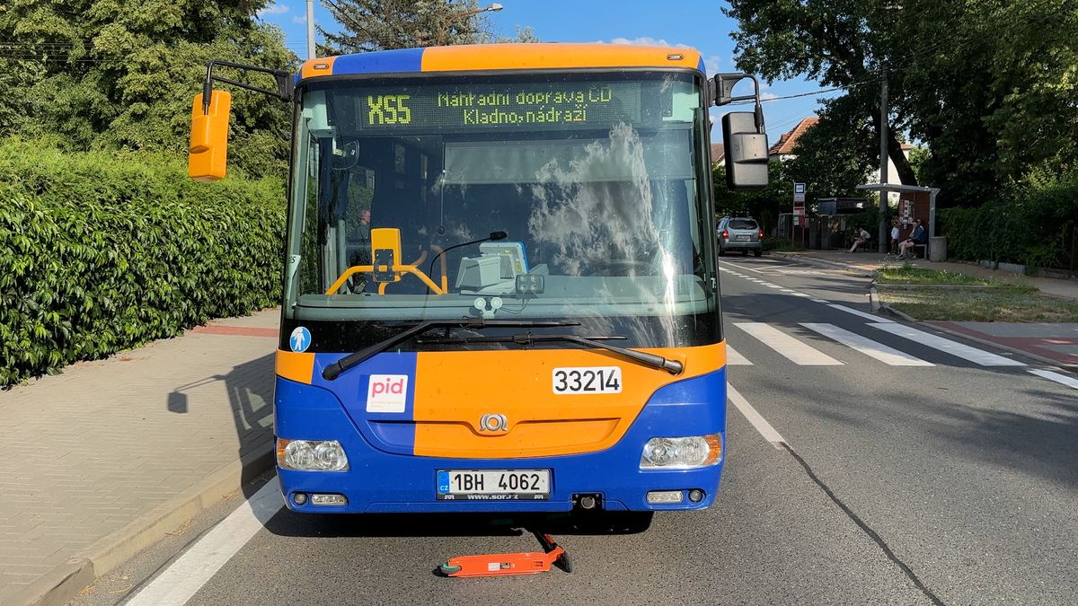 Chlapce na koloběžce srazil na přechodu u Prahy projíždějící autobus
